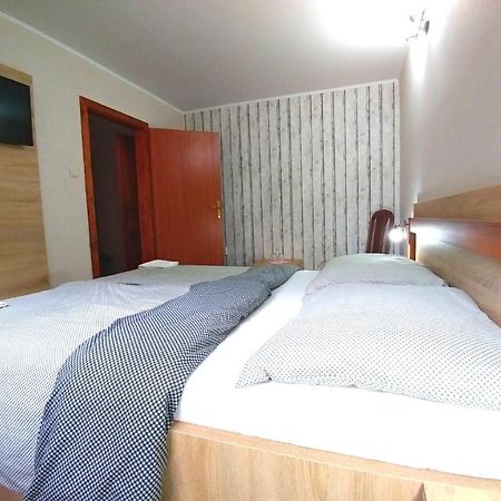 Pod Hradom Restaurant & Pension Topoľcany Bagian luar foto