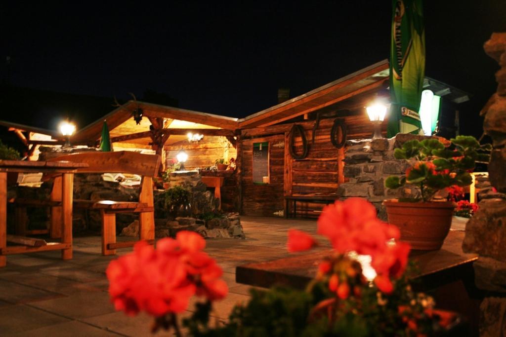 Pod Hradom Restaurant & Pension Topoľcany Bagian luar foto