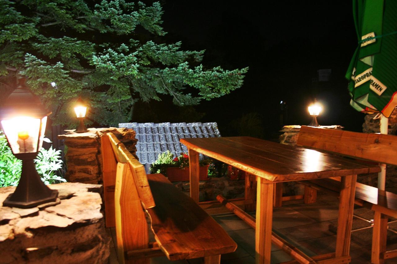 Pod Hradom Restaurant & Pension Topoľcany Bagian luar foto
