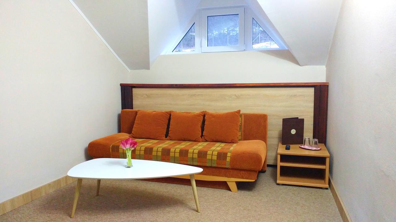 Pod Hradom Restaurant & Pension Topoľcany Bagian luar foto